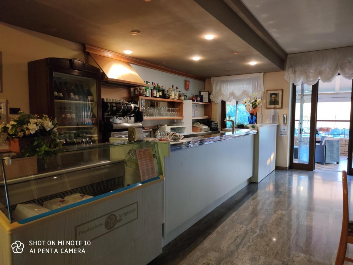 Hotel San Remo Сан Дзено ди Монтаня Екстериор снимка