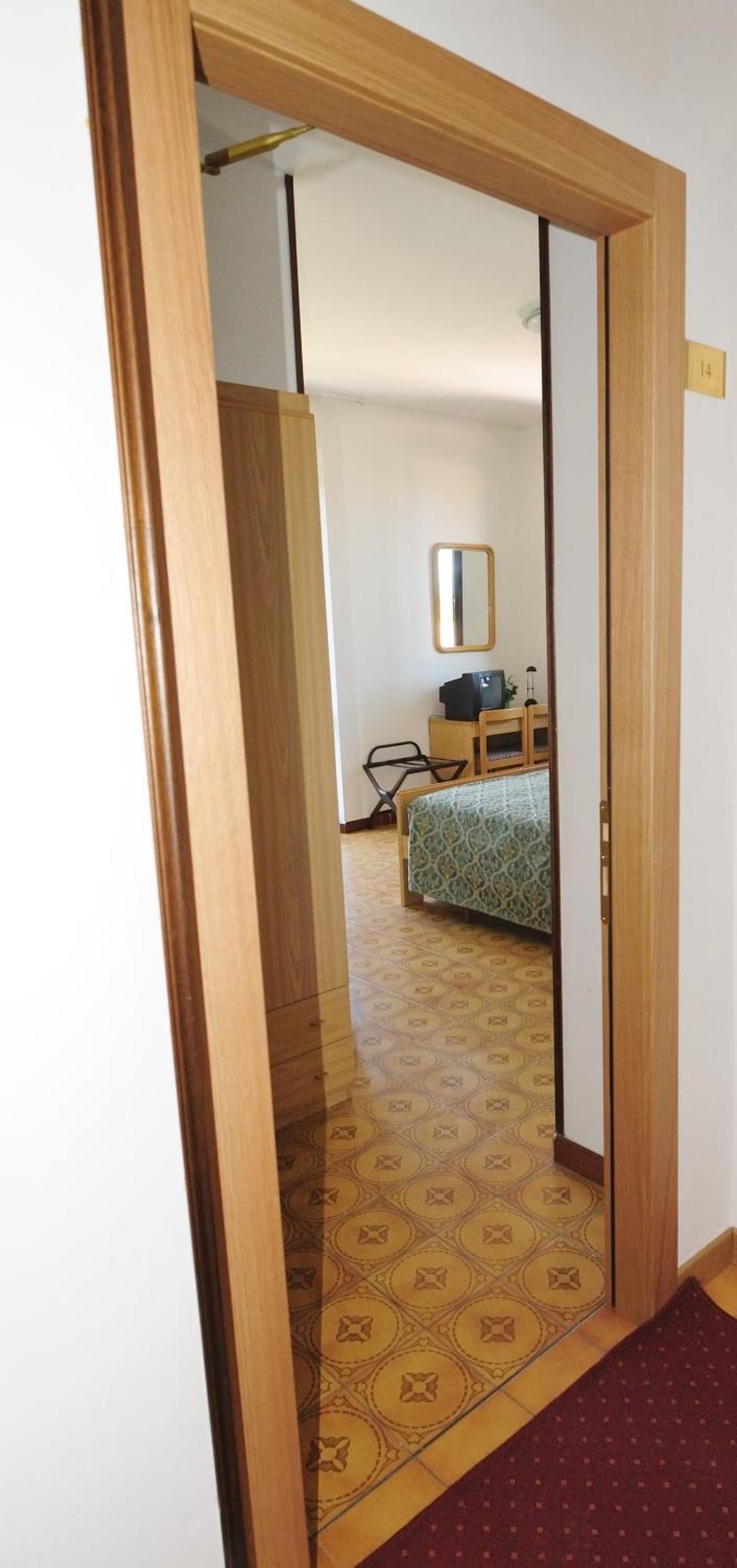 Hotel San Remo Сан Дзено ди Монтаня Стая снимка
