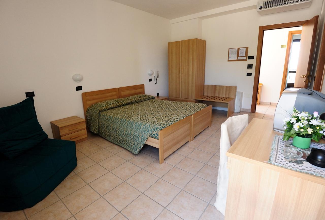 Hotel San Remo Сан Дзено ди Монтаня Екстериор снимка