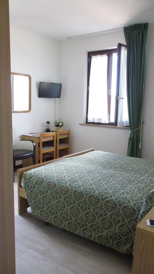 Hotel San Remo Сан Дзено ди Монтаня Екстериор снимка