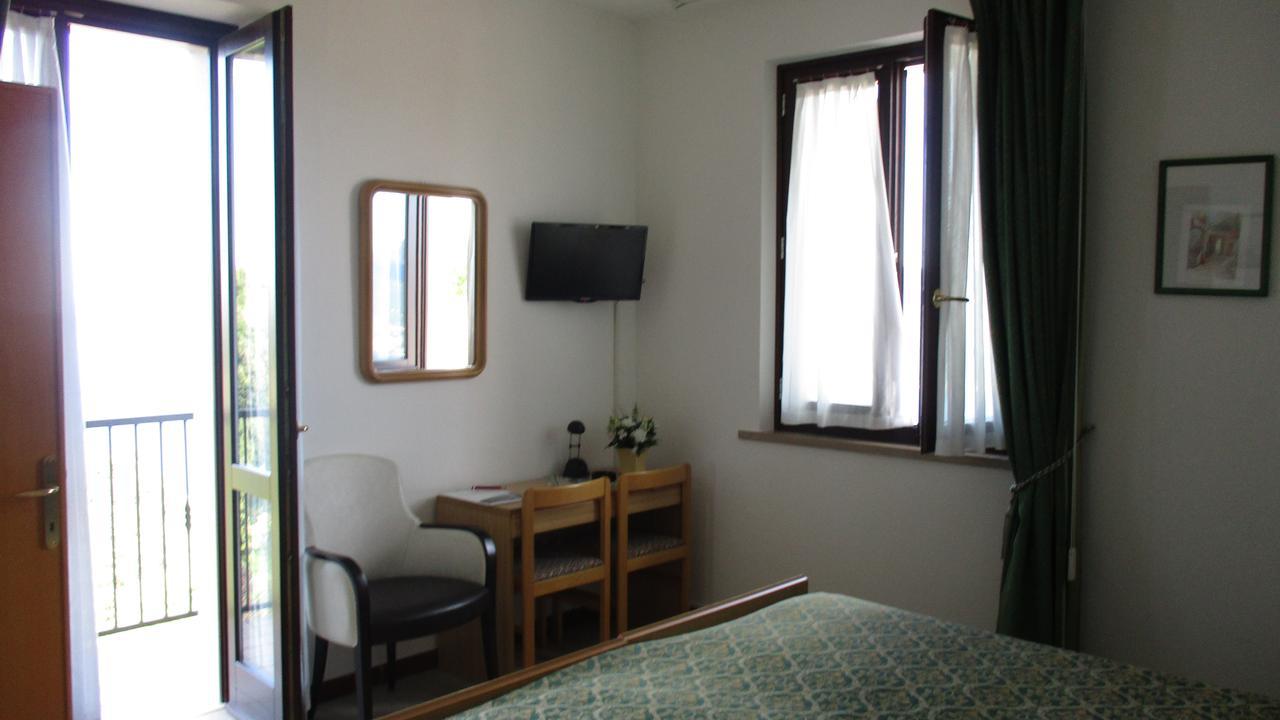Hotel San Remo Сан Дзено ди Монтаня Екстериор снимка