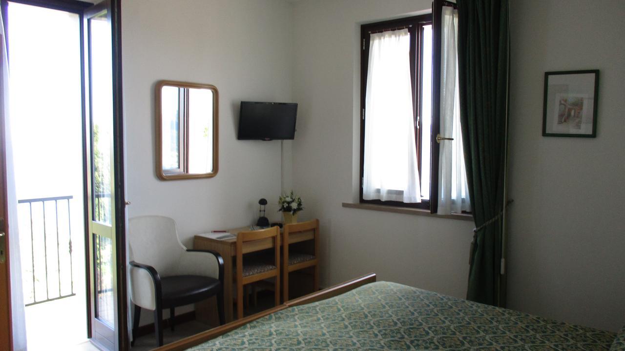Hotel San Remo Сан Дзено ди Монтаня Екстериор снимка