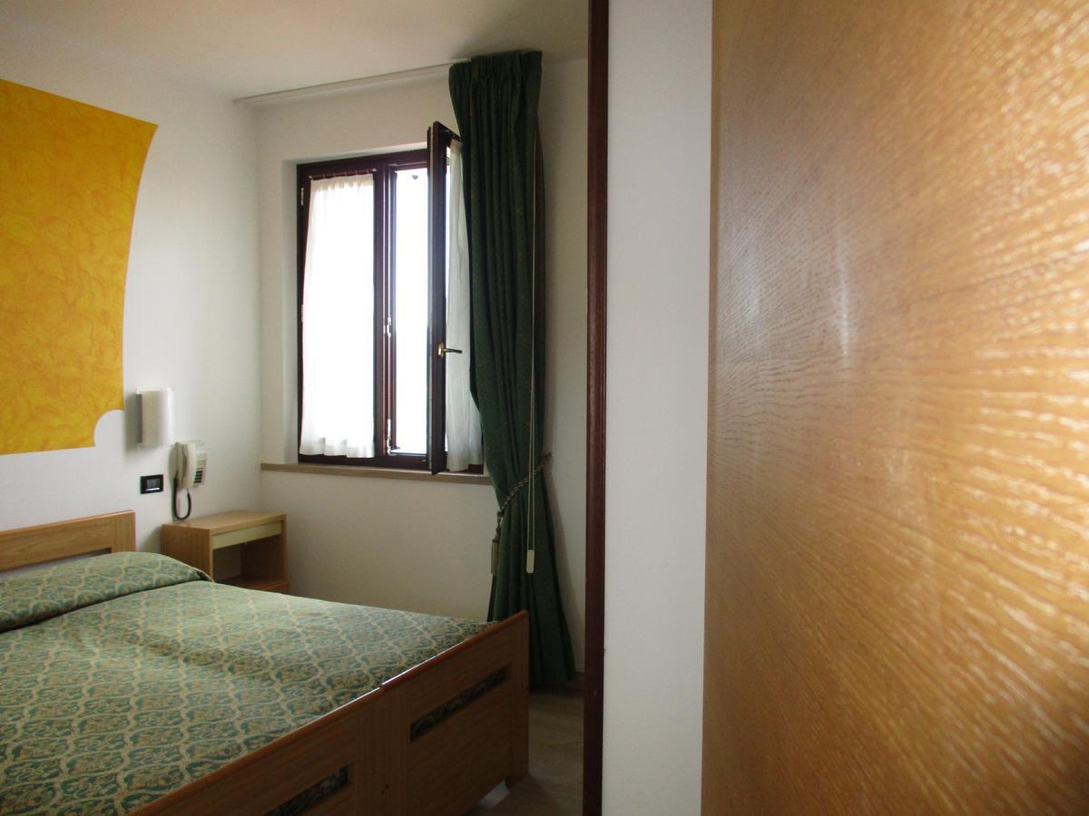 Hotel San Remo Сан Дзено ди Монтаня Екстериор снимка