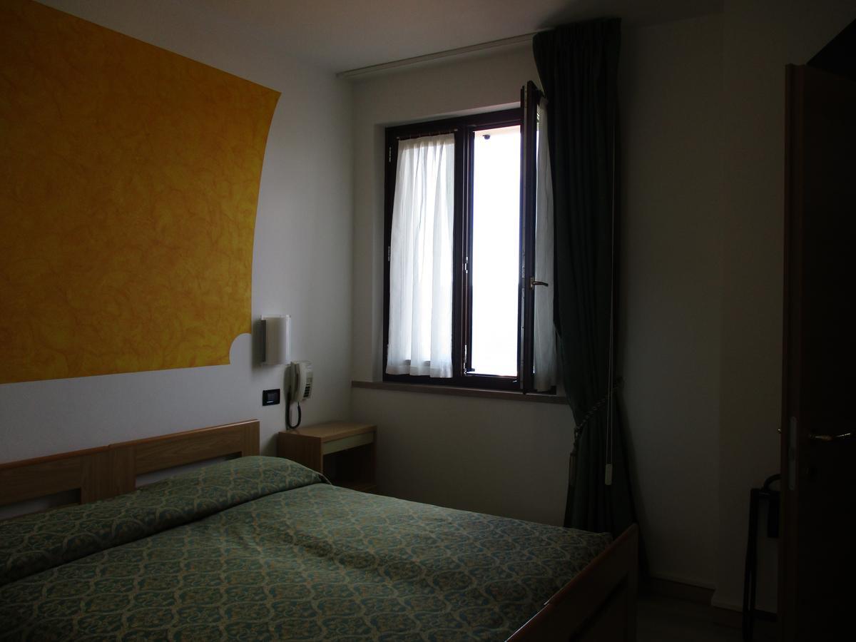Hotel San Remo Сан Дзено ди Монтаня Екстериор снимка