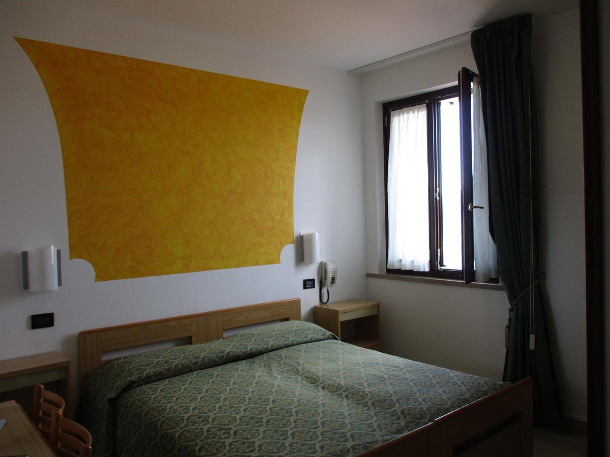 Hotel San Remo Сан Дзено ди Монтаня Екстериор снимка