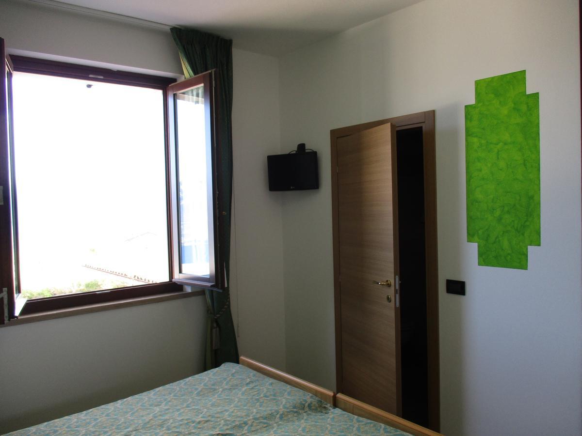 Hotel San Remo Сан Дзено ди Монтаня Екстериор снимка